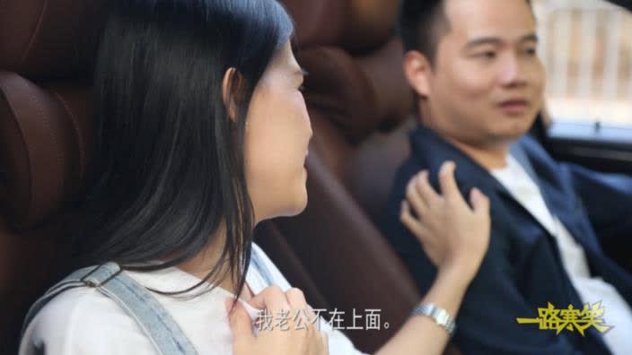 美女坐在老公的脸上,老公脸成“花脸”