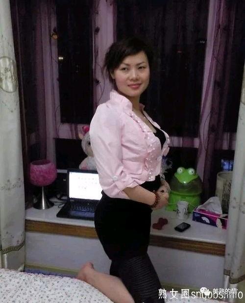 丝袜熟妇自拍图片,性感诱惑，私密自拍瞬间
