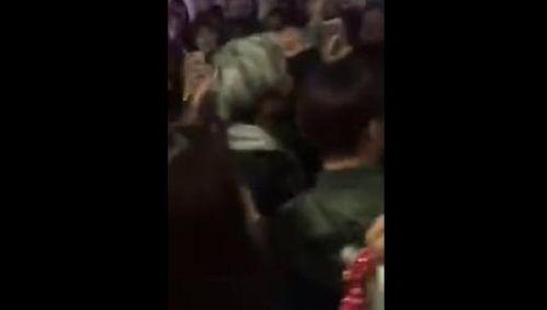 薛之谦粉丝接机视频,现场温馨感人瞬间