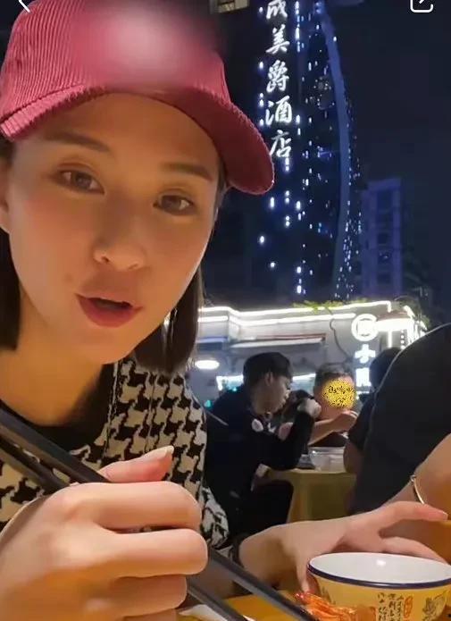 娱乐吃瓜小妹子是谁呀,她是如何成为网络红人的？